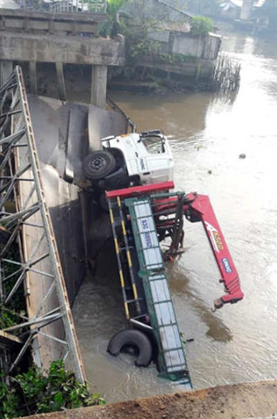 Cầu kênh Nhất bị sập do xe có tải trọng vượt hơn 4 lần đi qua.